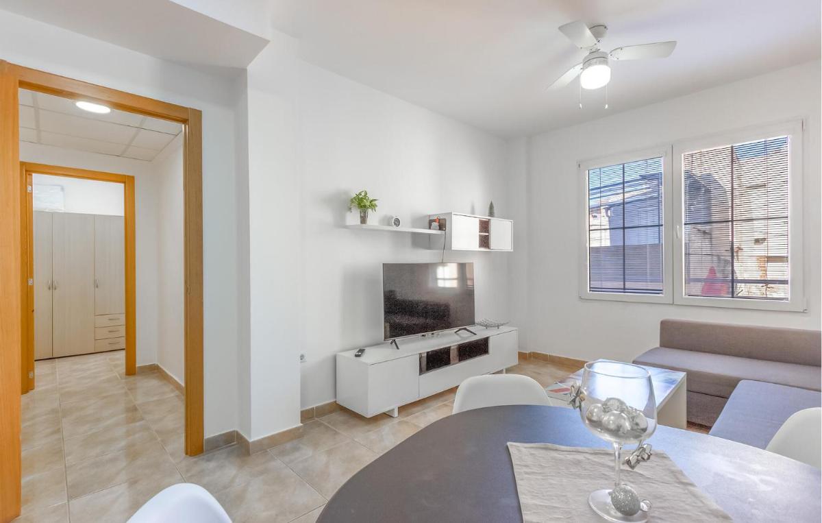 1 Bedroom Gorgeous Apartment In Santa Pola - Housity