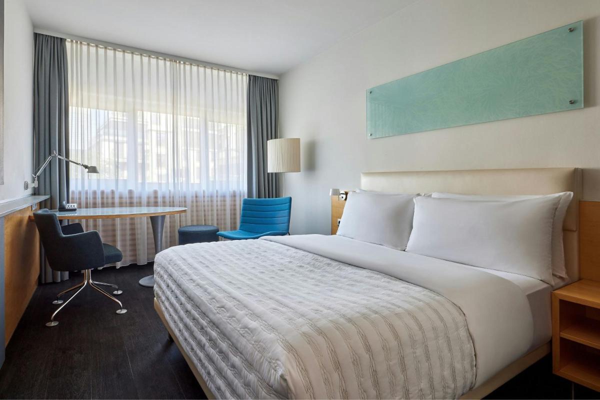 Ein Bett oder Betten in einem Zimmer der Unterkunft Le Méridien Frankfurt Ein Bett oder Betten in einem Zimmer der Unterkunft Le Méridien Frankfurt