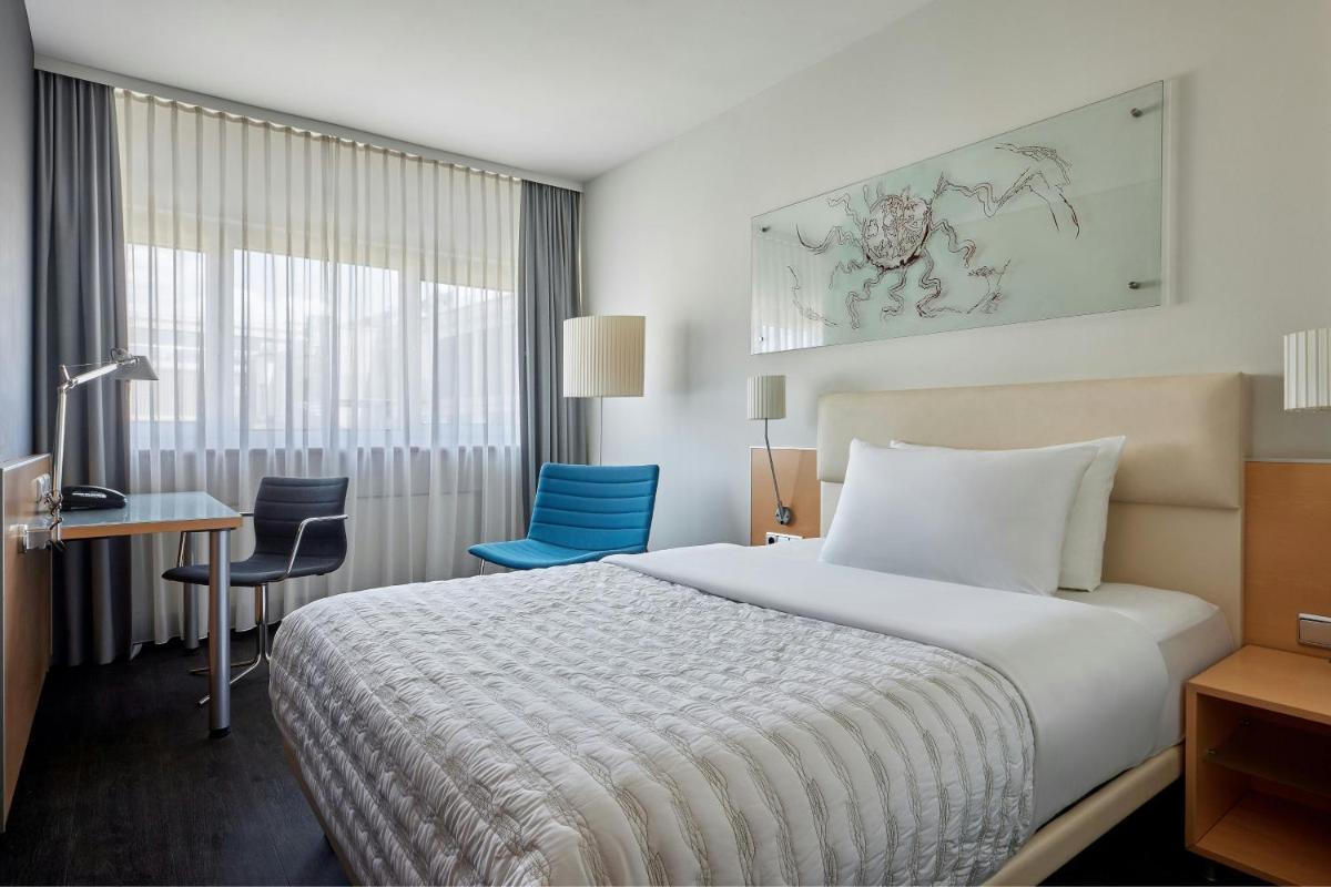 Ein Bett oder Betten in einem Zimmer der Unterkunft Le Méridien Frankfurt Ein Bett oder Betten in einem Zimmer der Unterkunft Le Méridien Frankfurt