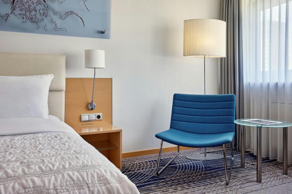 Ein Bett oder Betten in einem Zimmer der Unterkunft Le Méridien Frankfurt Ein Bett oder Betten in einem Zimmer der Unterkunft Le Méridien Frankfurt