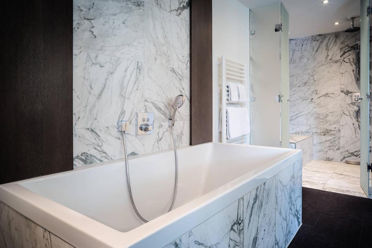 Ein Badezimmer in der Unterkunft Le Méridien Frankfurt Ein Badezimmer in der Unterkunft Le Méridien Frankfurt