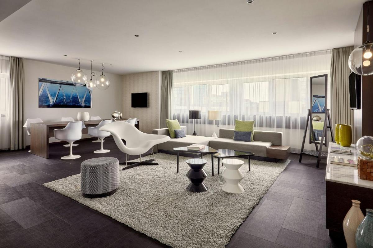 Ein Sitzbereich in der Unterkunft Le Méridien Frankfurt Ein Sitzbereich in der Unterkunft Le Méridien Frankfurt