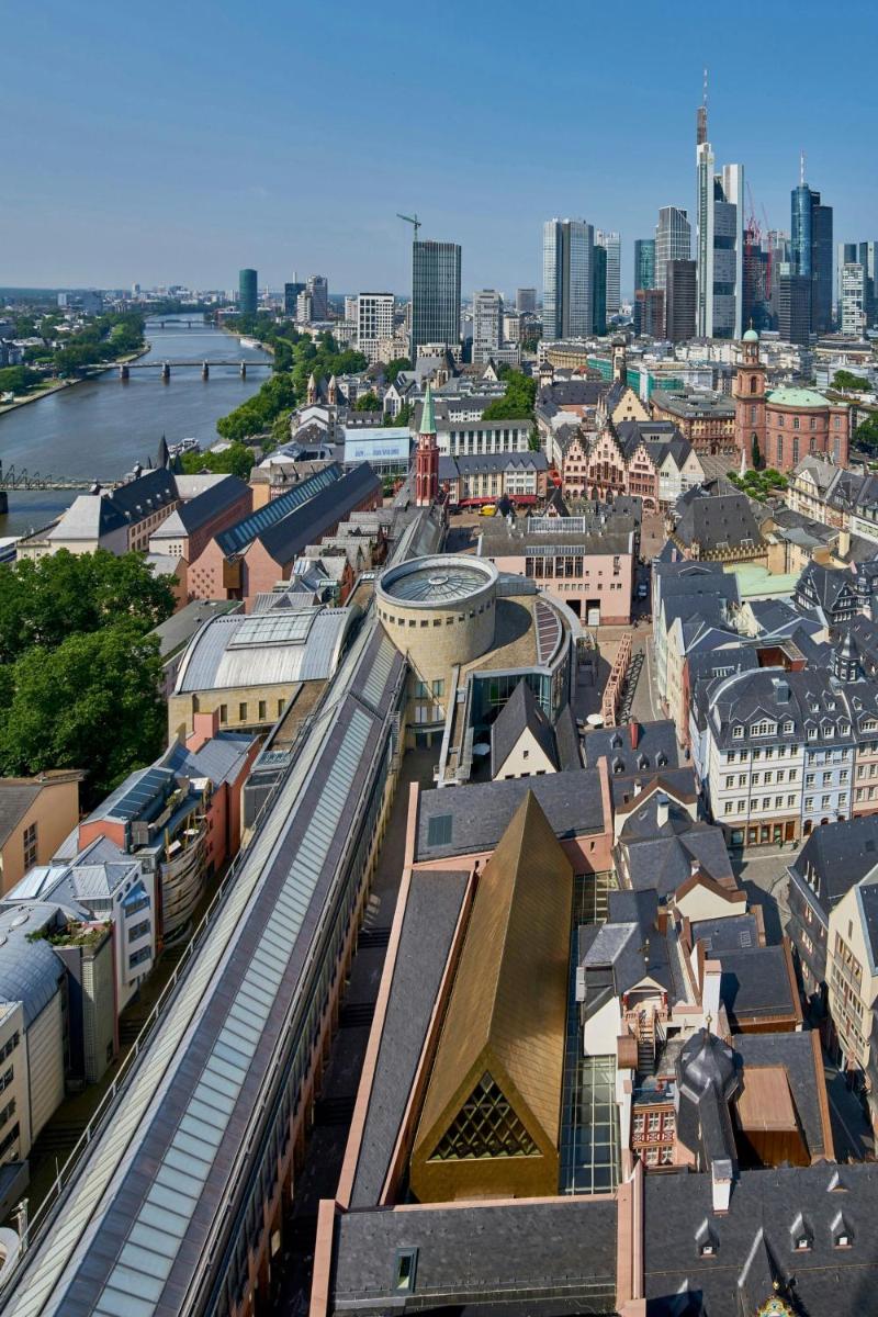 Ein allgemeiner Blick auf Frankfurt am Main oder ein Stadtblick von des Hotels aus