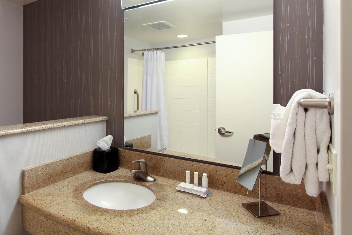 Courtyard by Marriott Salina - Housity