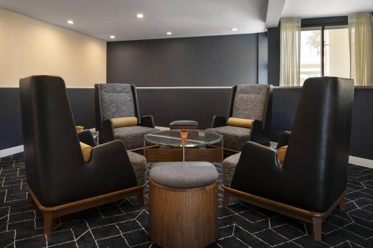 Courtyard by Marriott Palm Springs - Hizvo