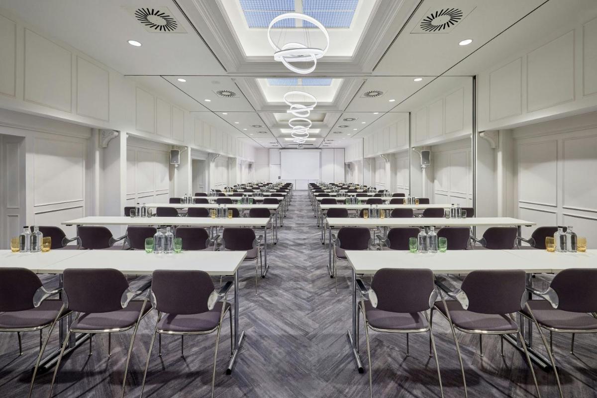 ein Raum mit Reihen von Tischen und Stühlen in der Unterkunft Le Méridien Frankfurt in Frankfurt am Main