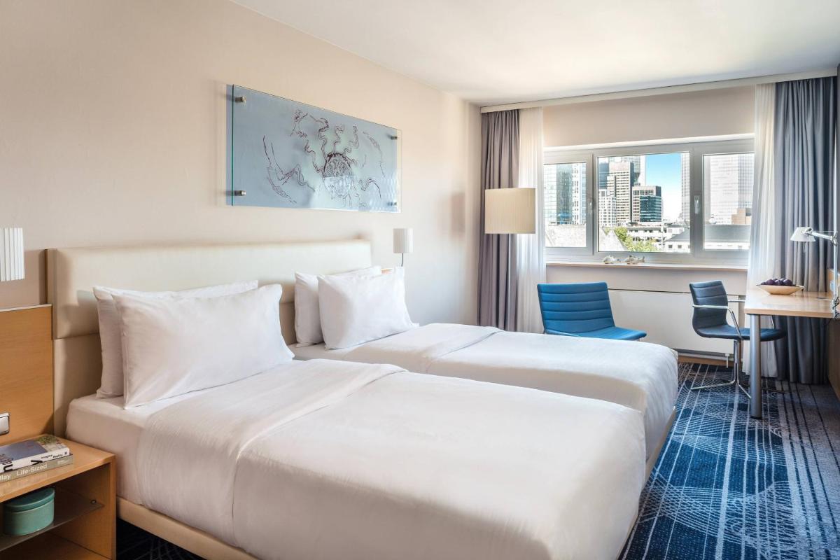 Ein Bett oder Betten in einem Zimmer der Unterkunft Le Méridien Frankfurt Ein Bett oder Betten in einem Zimmer der Unterkunft Le Méridien Frankfurt