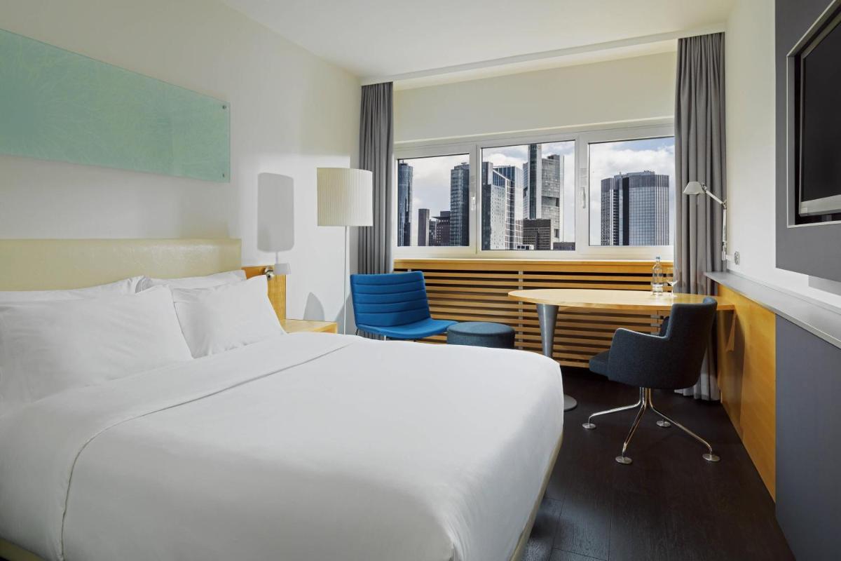 Ein Bett oder Betten in einem Zimmer der Unterkunft Le Méridien Frankfurt Ein Bett oder Betten in einem Zimmer der Unterkunft Le Méridien Frankfurt