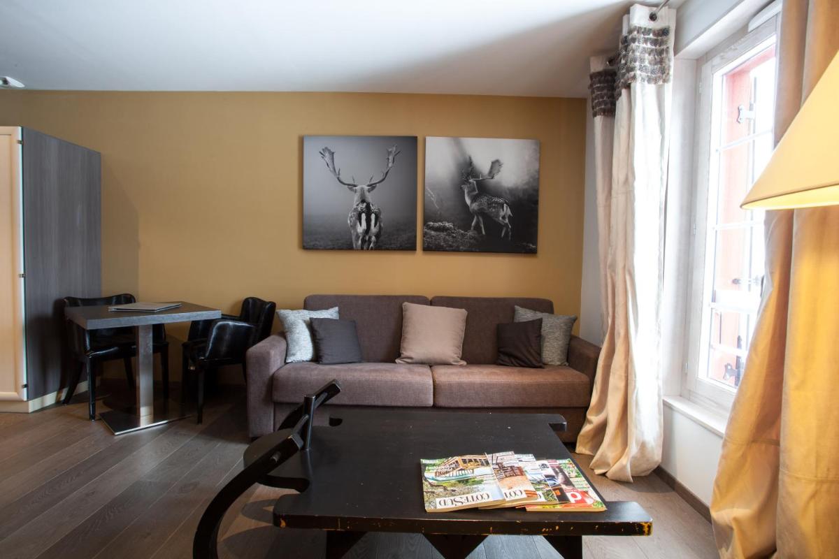 Coin salon dans l'établissement Auberge De Maison Rouge