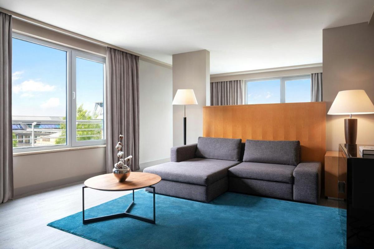 Ein Sitzbereich in der Unterkunft Le Méridien Munich Ein Sitzbereich in der Unterkunft Le Méridien Munich