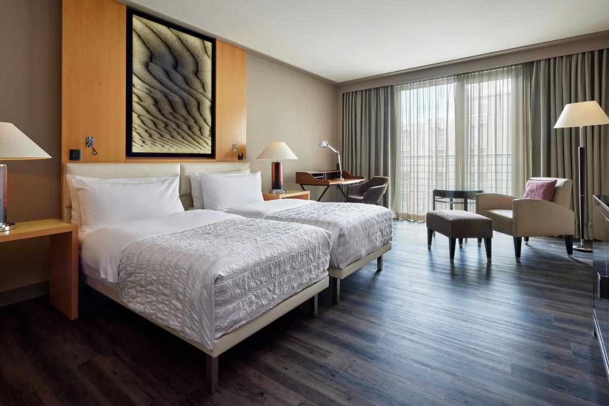 Ein Bett oder Betten in einem Zimmer der Unterkunft Le Méridien Munich Ein Bett oder Betten in einem Zimmer der Unterkunft Le Méridien Munich