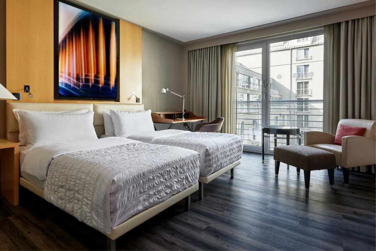 Ein Bett oder Betten in einem Zimmer der Unterkunft Le Méridien Munich Ein Bett oder Betten in einem Zimmer der Unterkunft Le Méridien Munich