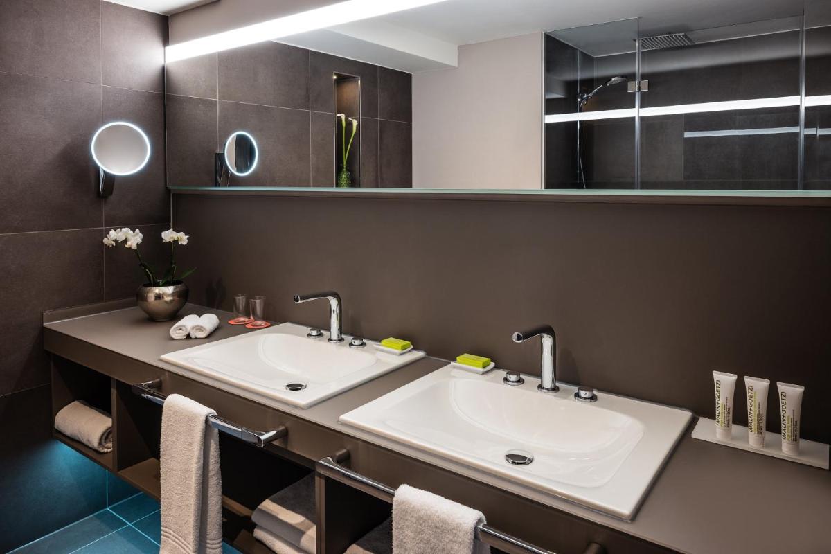 Ein Badezimmer in der Unterkunft Le Méridien Munich Ein Badezimmer in der Unterkunft Le Méridien Munich