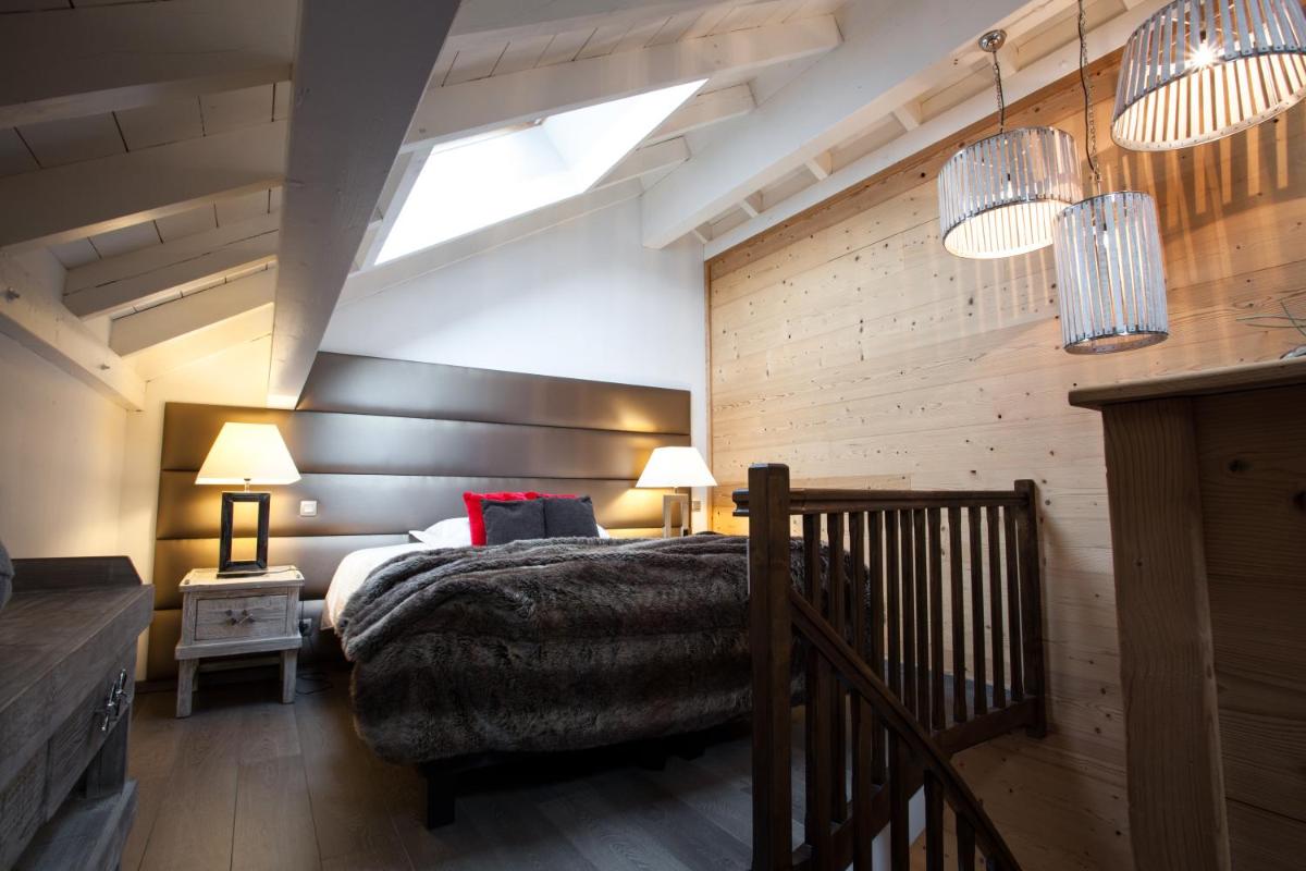 - une chambre avec un lit, deux lampes et un escalier dans l'établissement Auberge De Maison Rouge, à Vétraz-Monthoux