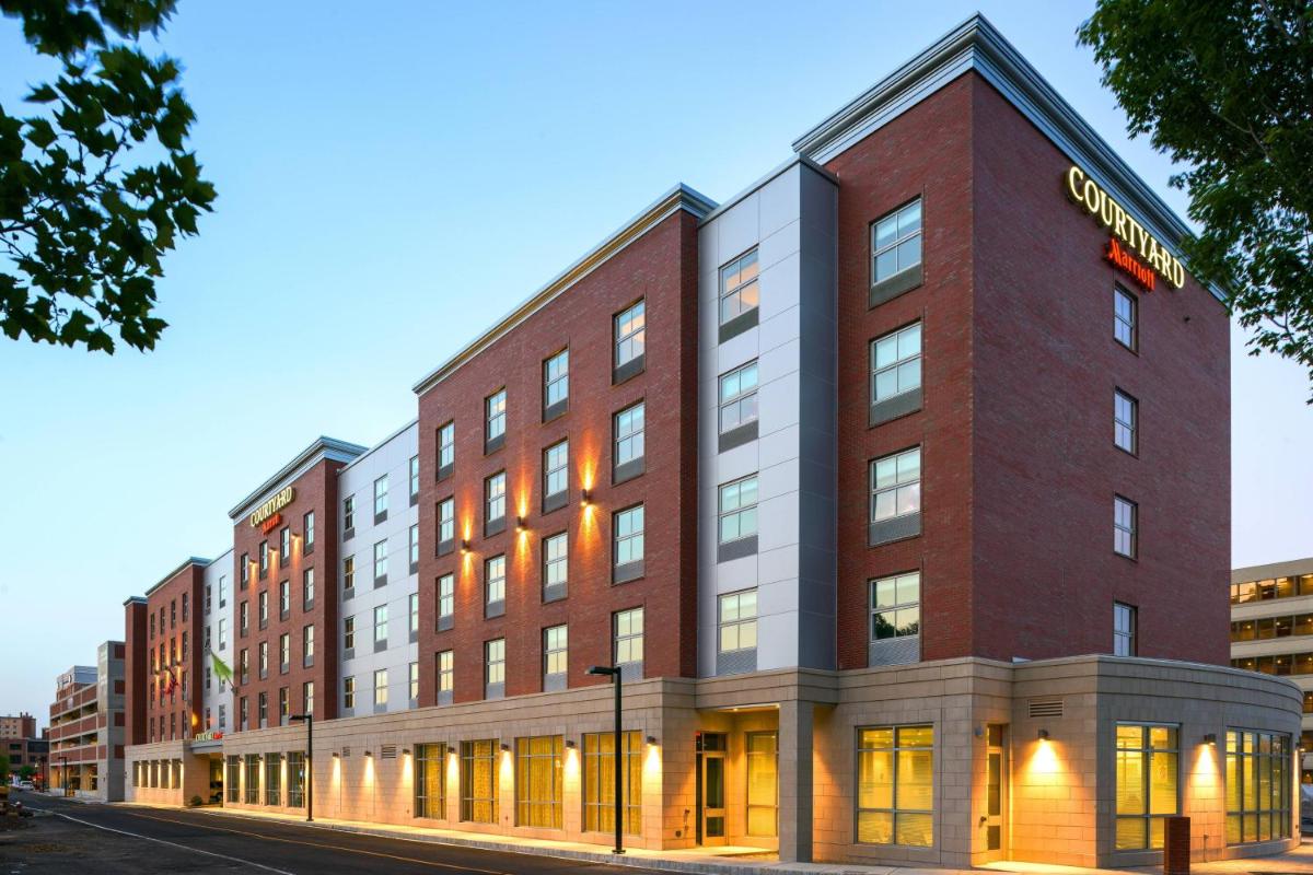 Courtyard by Marriott Edgewater NYC Area - Housity
