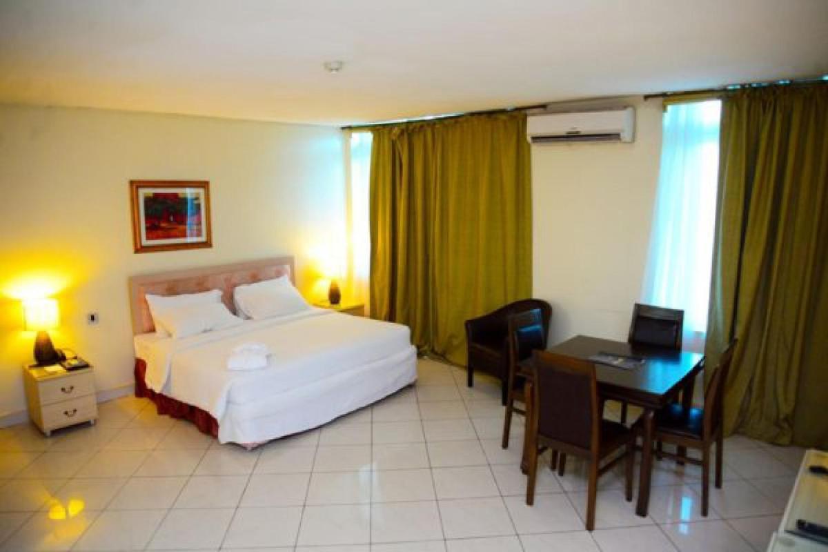 Room in Lodge - Golden Royale Hotel - Housity