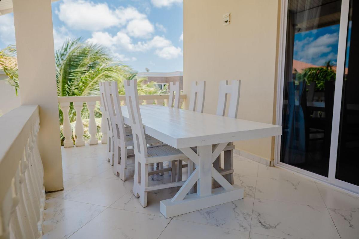 Huge 4-bedroom apartment 2 km from Eagle beach - Housity
