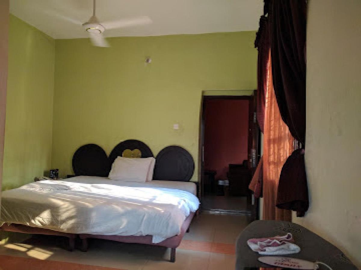 Room in Lodge - Clen-phil Hotels And Suite - Housity
