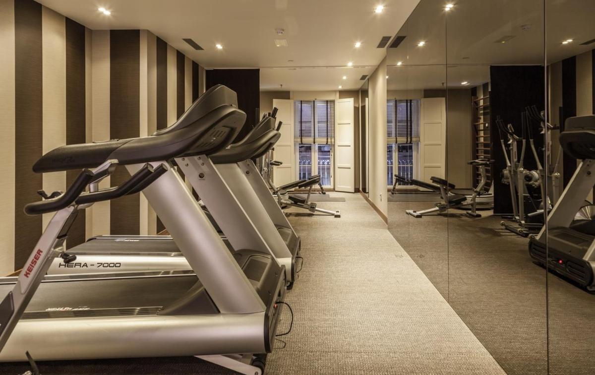un gimnasio con cintas de correr y máquinas elípticas en Gran Hotel Nagari Boutique & Spa, en Vigo