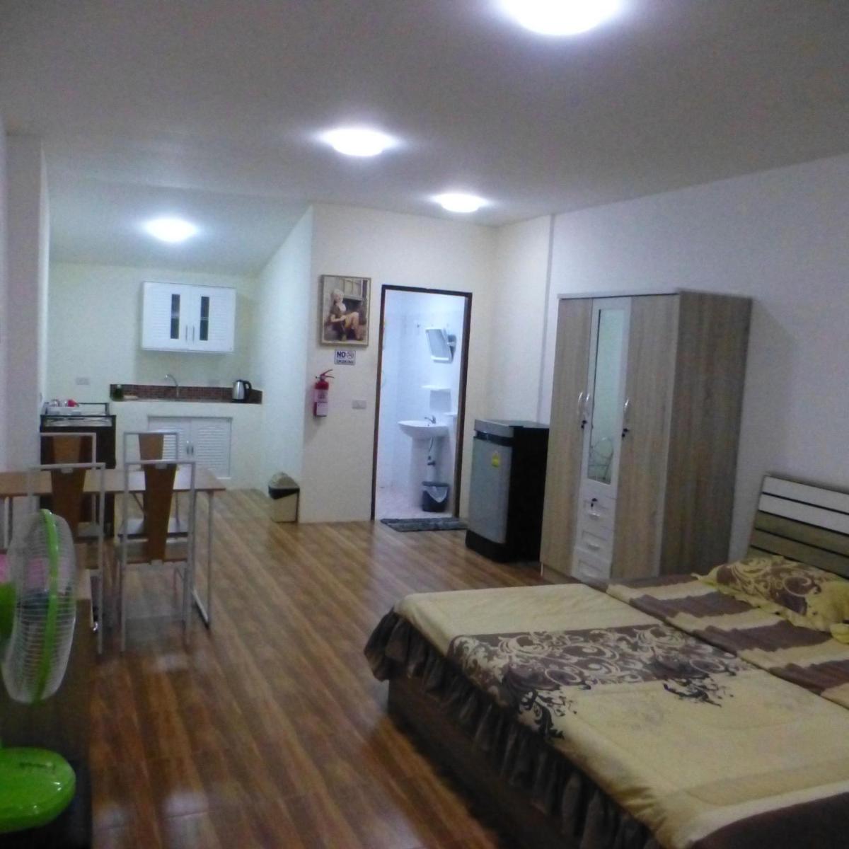 1 Double bedroom apartment with Pool and extensive Kitchen diningroom - Housity