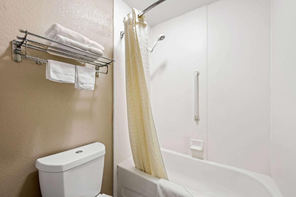 Super 8 by Wyndham Garysburg/Roanoke Rapids - Housity