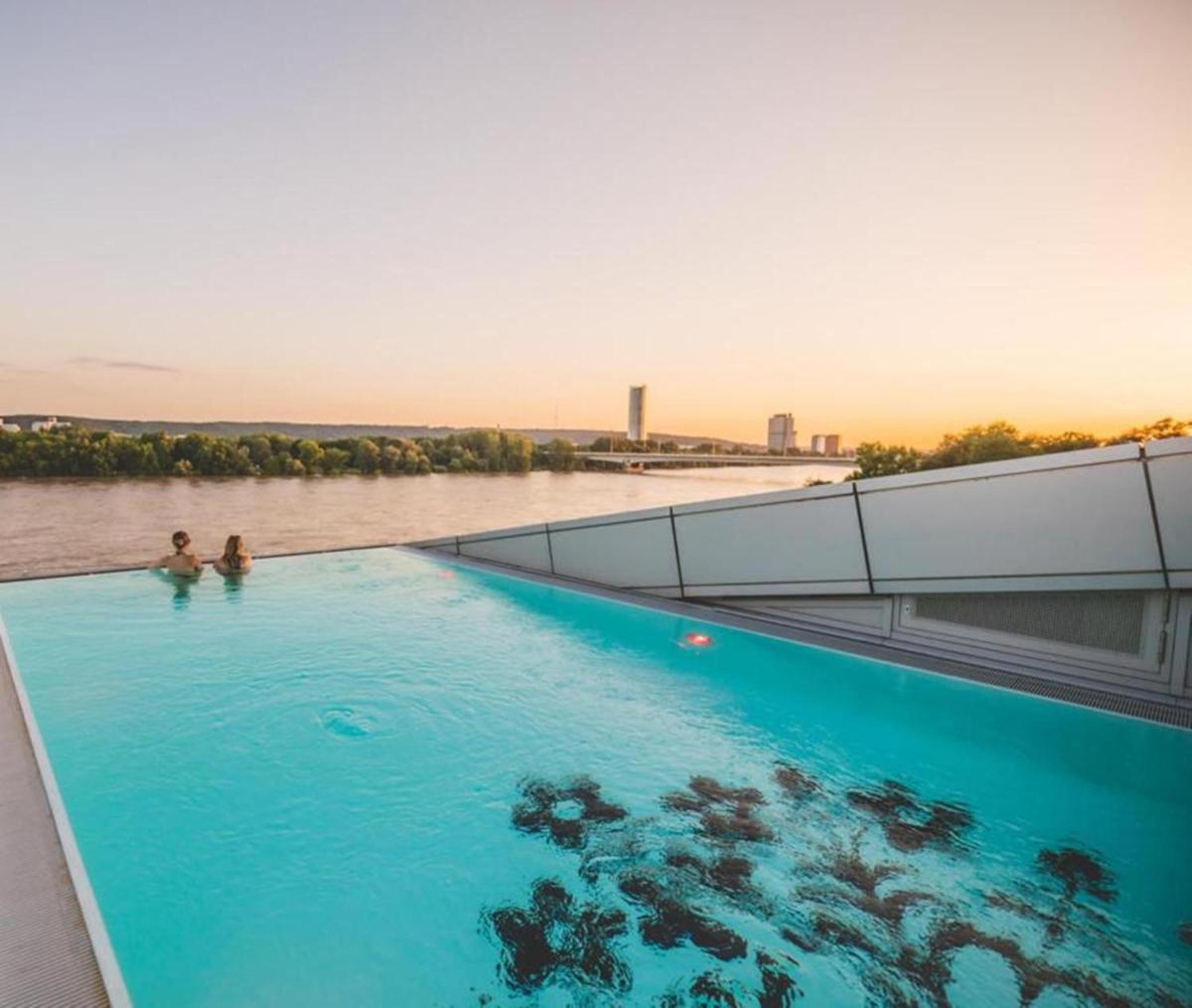 Der Swimmingpool an oder in der Nähe von Kameha Grand Bonn Der Swimmingpool an oder in der Nähe von Kameha Grand Bonn