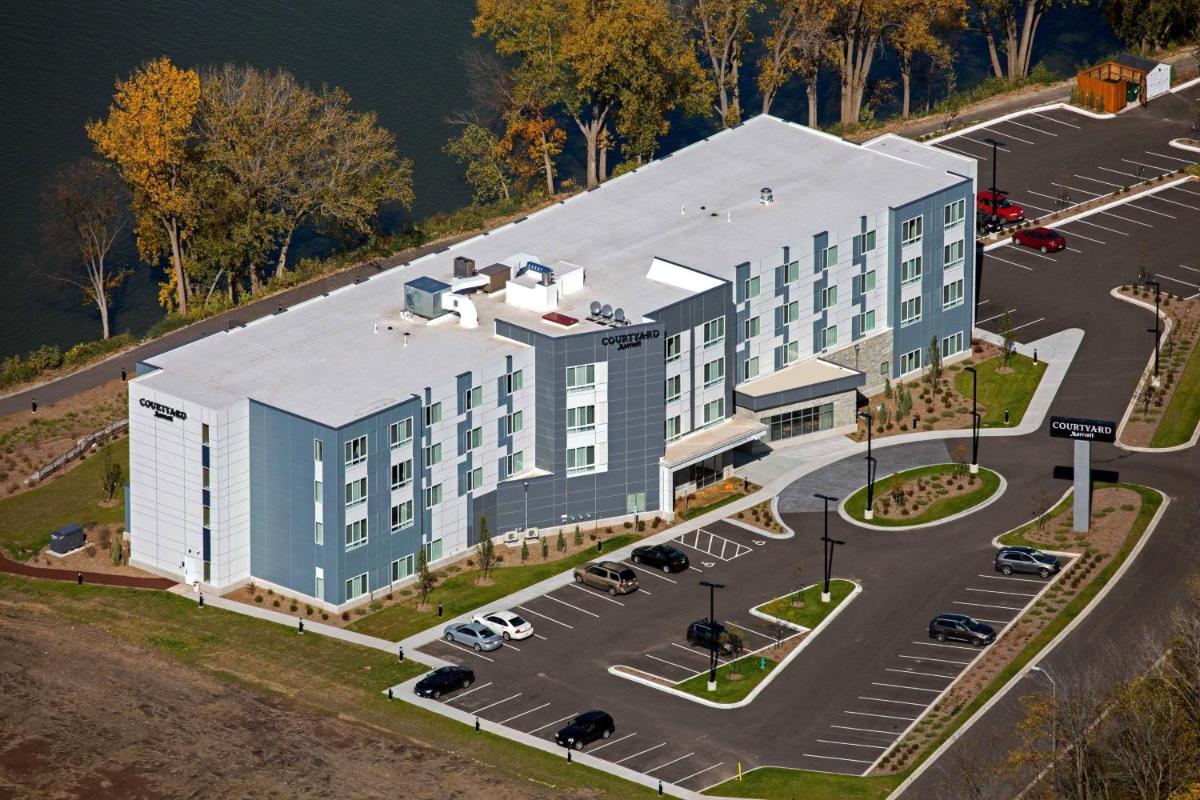 Courtyard by Marriott Appleton Riverfront - Housity