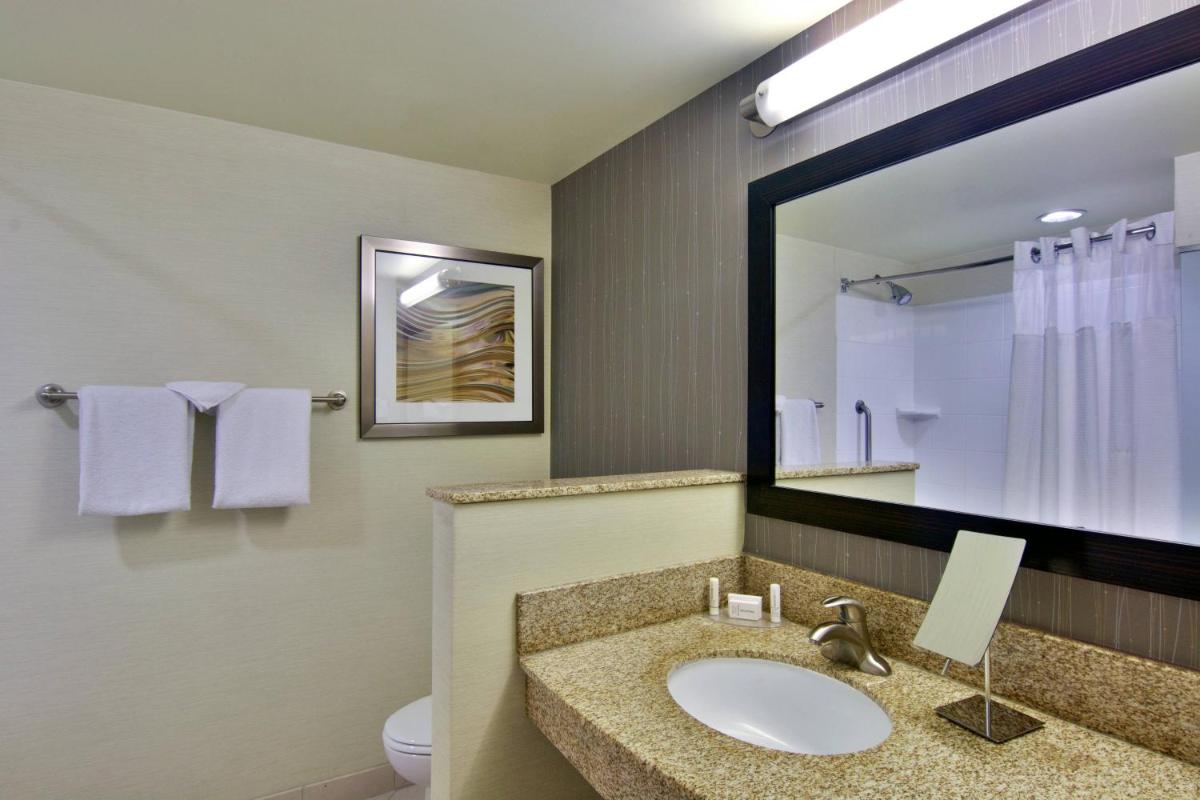 Courtyard by Marriott Clarksville - Housity