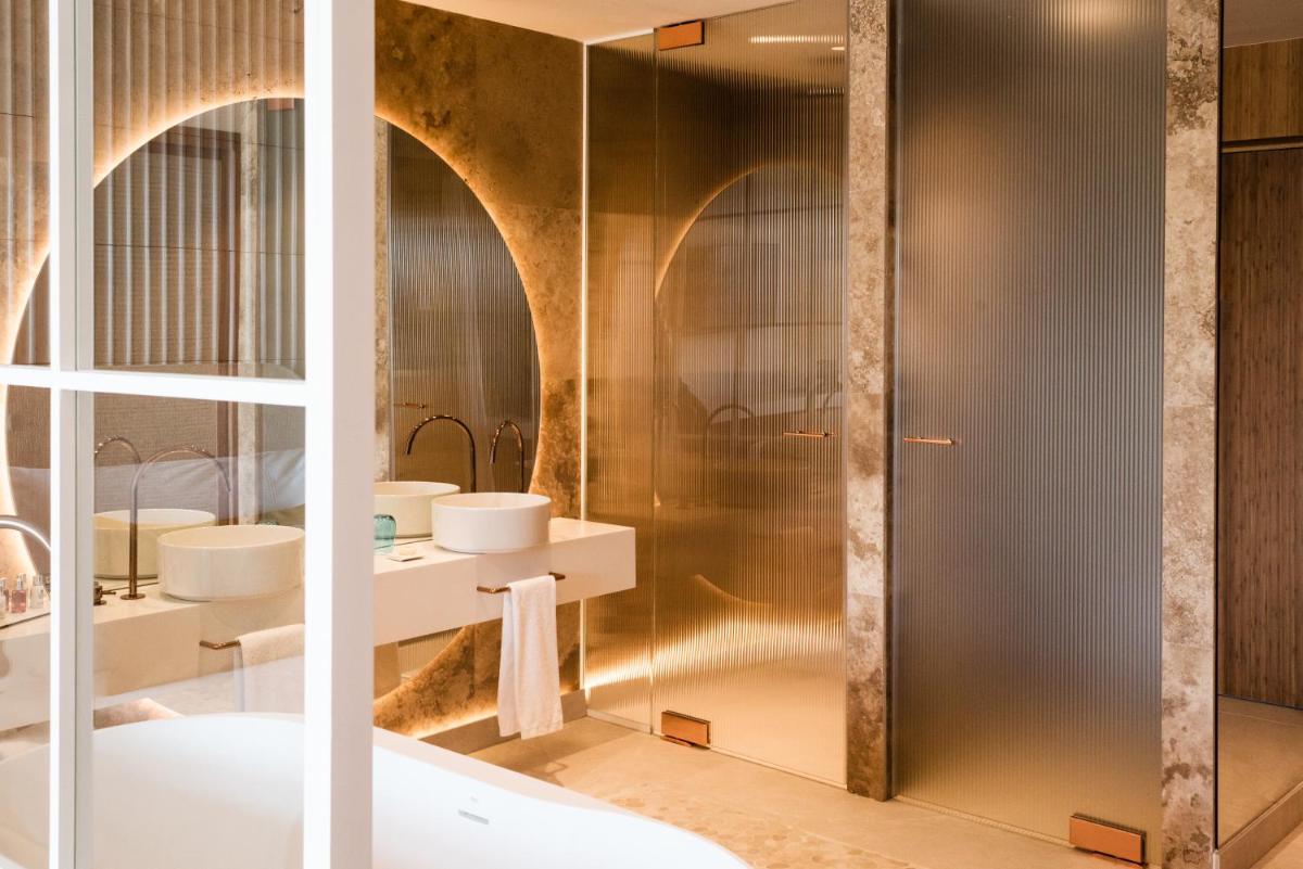 Un baño de Aguas de Ibiza Grand Luxe Hotel - Small Luxury Hotel of the World