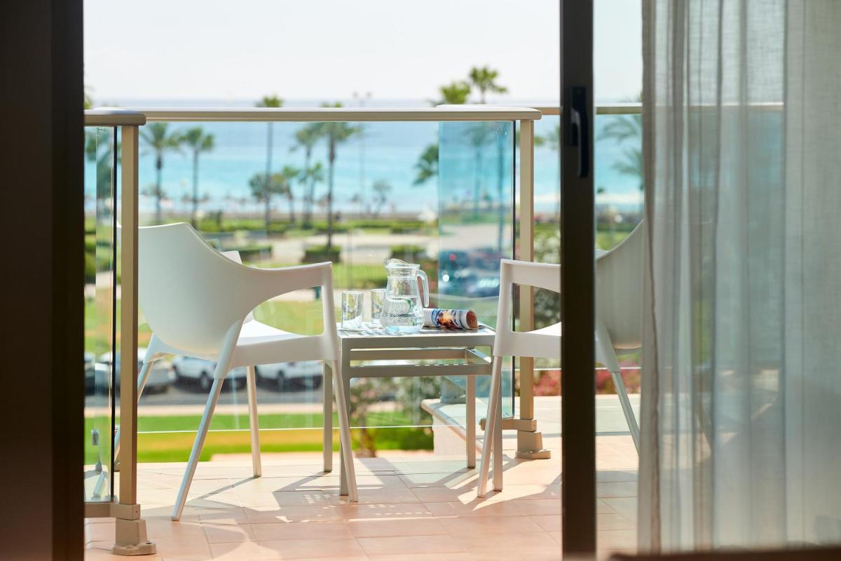Un balcón o terraza de Hipotels Cala Millor Park