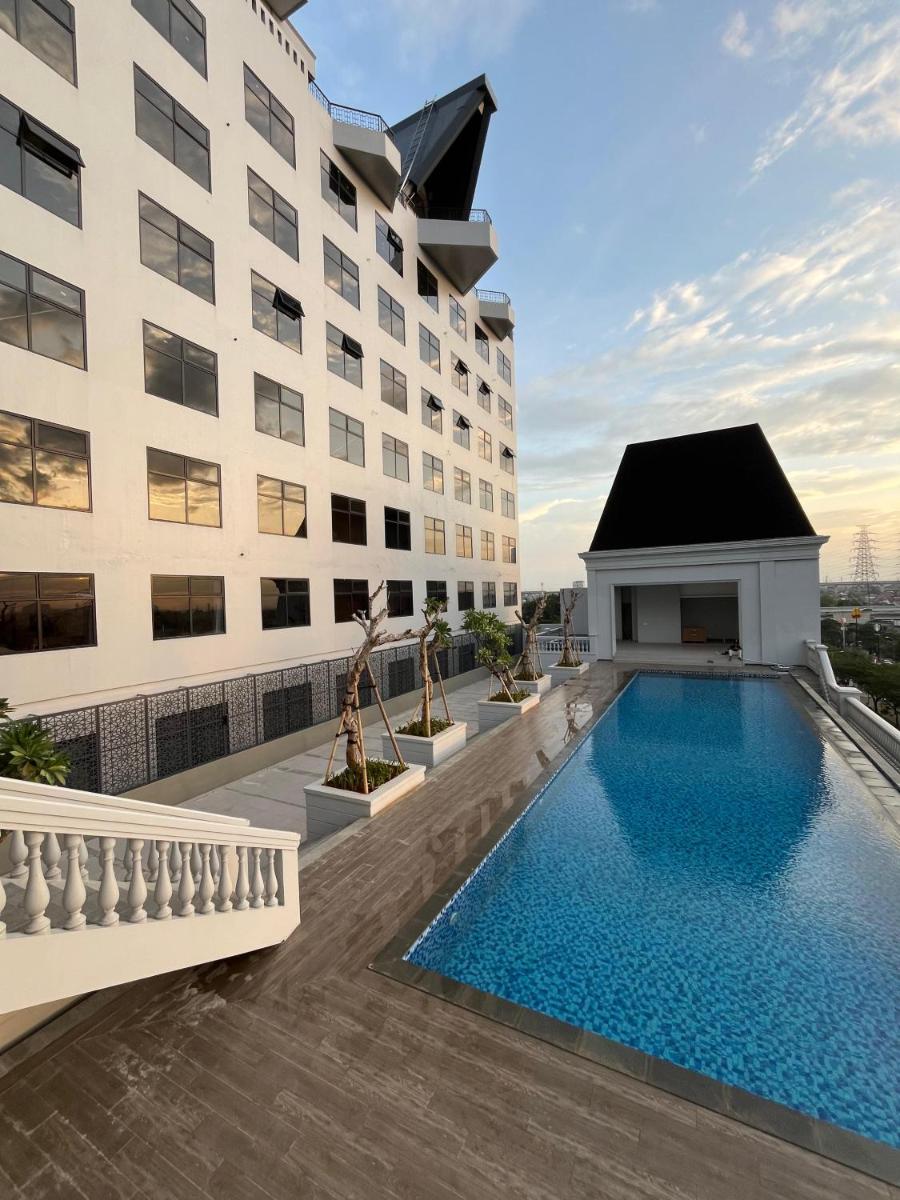 Grand Travello Hotel Bekasi - Housity