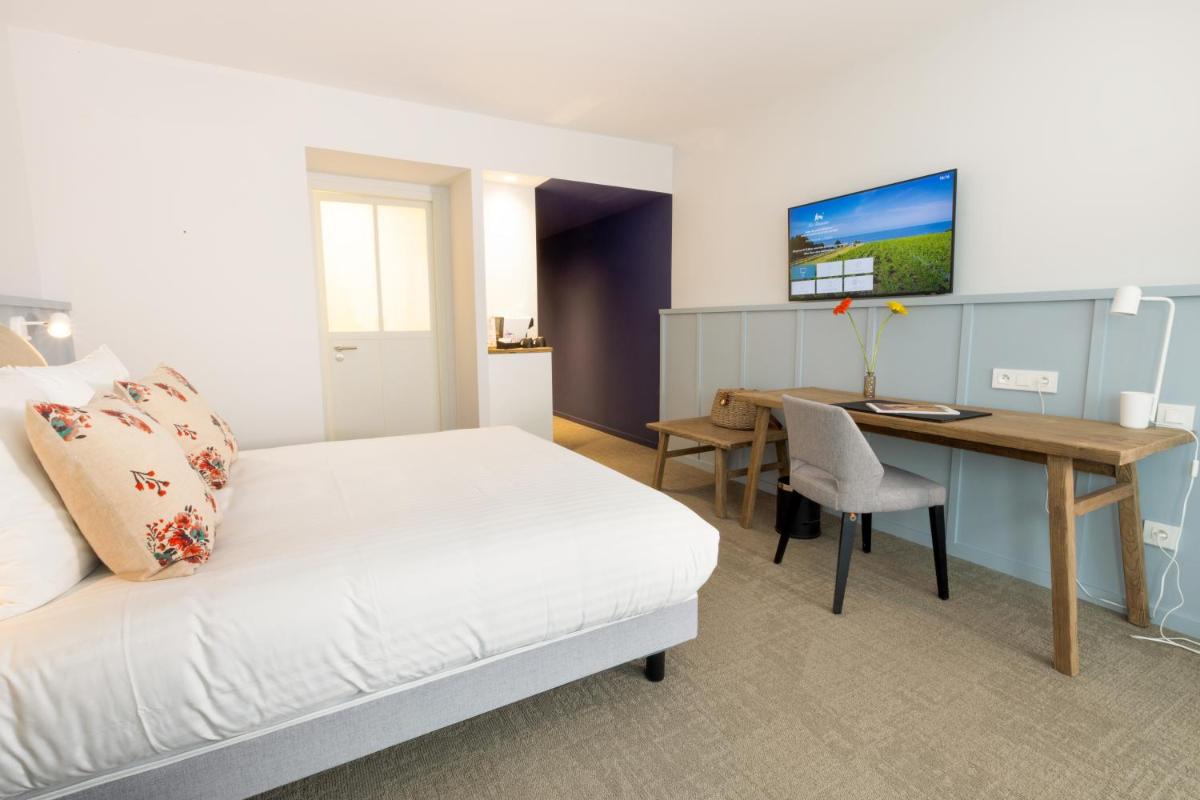 Un ou plusieurs lits dans un hébergement de l'établissement Eco-Domaine La Fontaine - HOTEL-SPA - 300 m Plage de la Fontaine aux Bretons