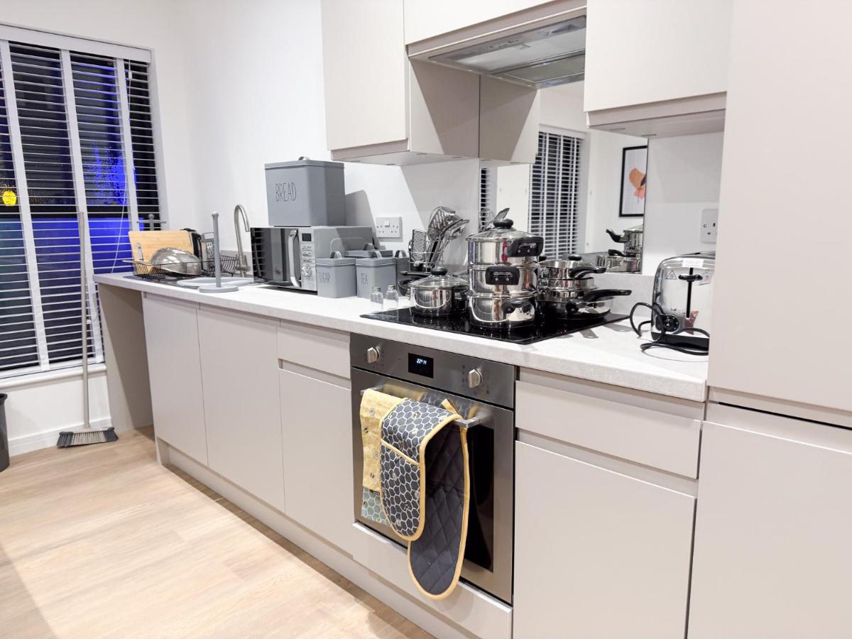 Spacious Modern 1 Bed Apartments in St Neots - Perfect for Contractors & Professionals - Free Parking - WiFi - Fully Equipped Kitchen - Smart TV Ideal for Work Stays and Long Projects - Housity