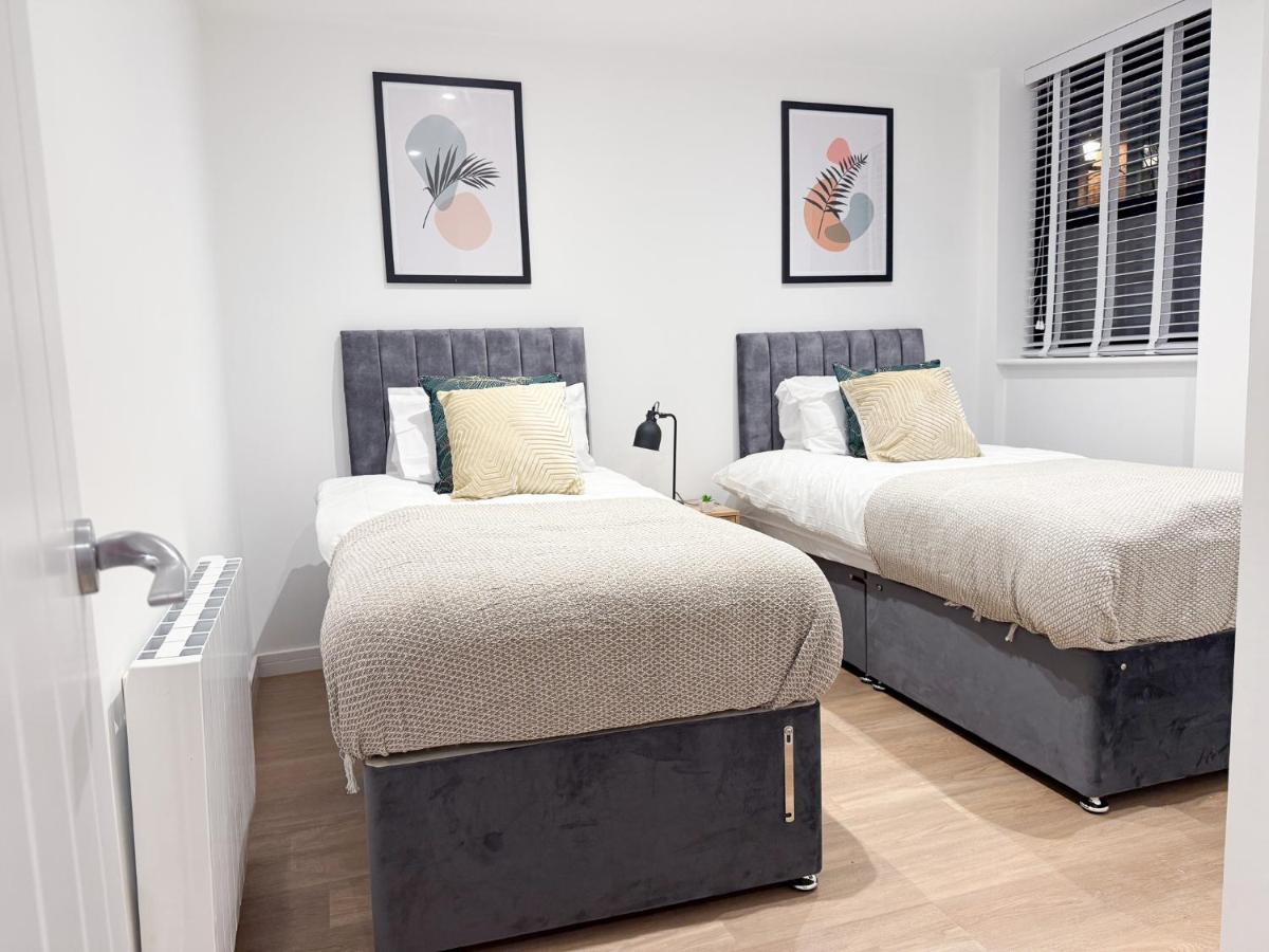 Spacious Modern 1 Bed Apartments in St Neots - Perfect for Contractors & Professionals - Free Parking - WiFi - Fully Equipped Kitchen - Smart TV Ideal for Work Stays and Long Projects - Housity