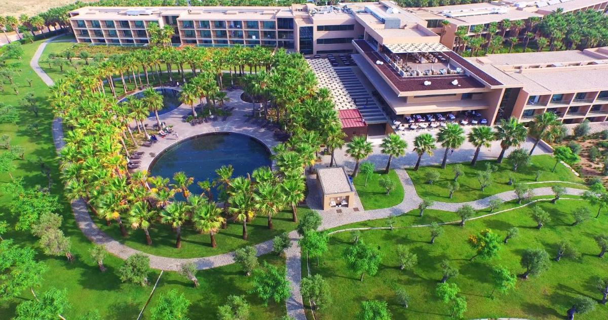 uma vista aérea de um resort com piscina em Kimpton Atlantico Algarve by IHG em Albufeira