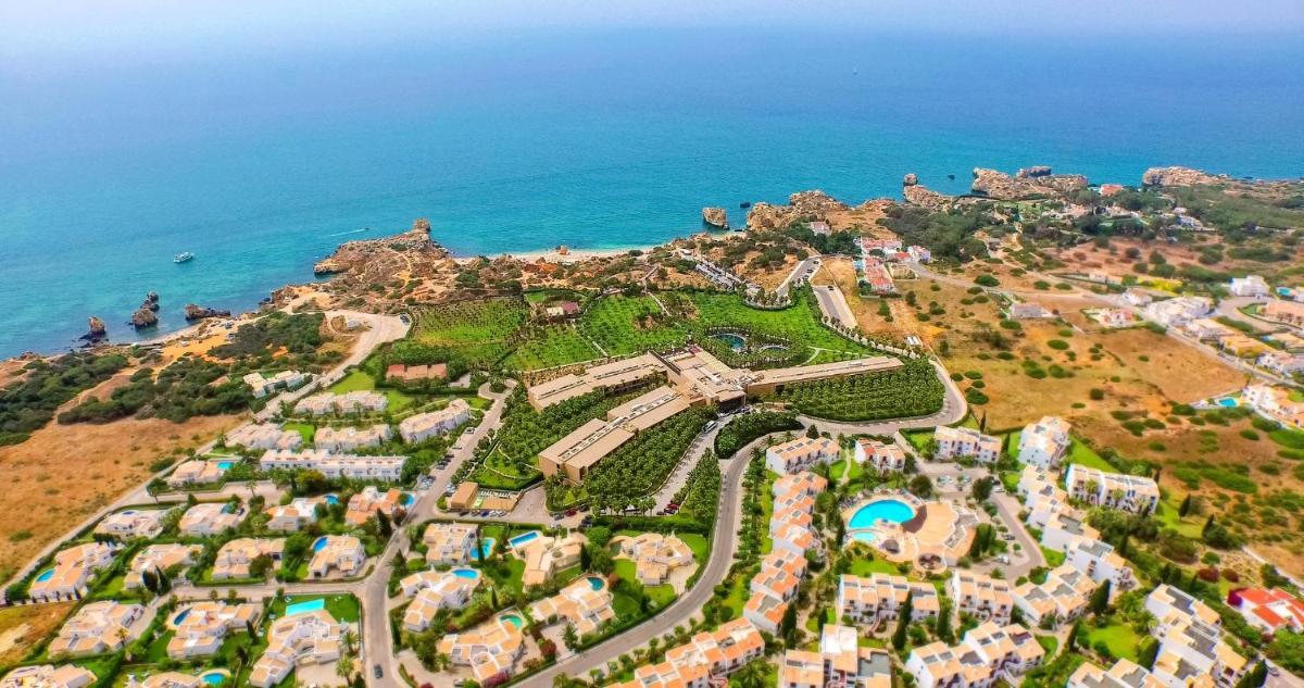 uma vista aérea de um resort perto do oceano em Kimpton Atlantico Algarve by IHG em Albufeira