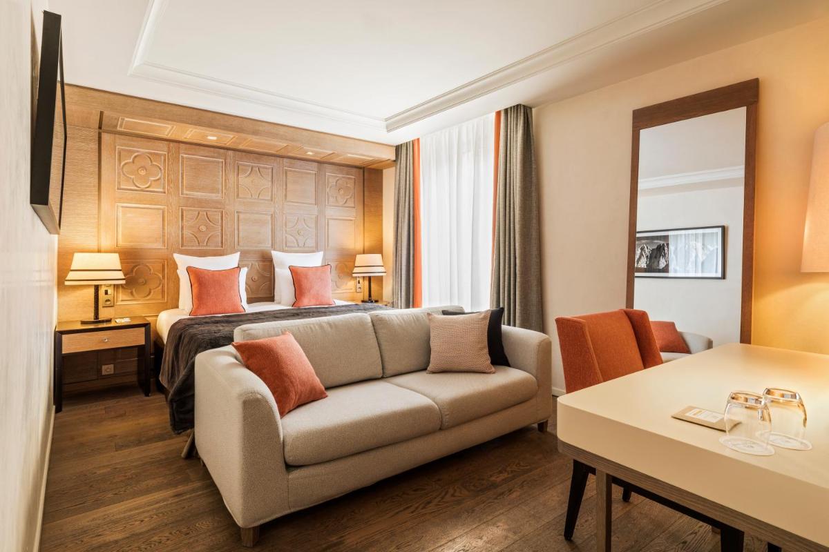 une chambre d'hôtel avec un lit et un canapé dans l'établissement Hôtel Mont-Blanc Chamonix, à Chamonix-Mont-Blanc 37 autres photos