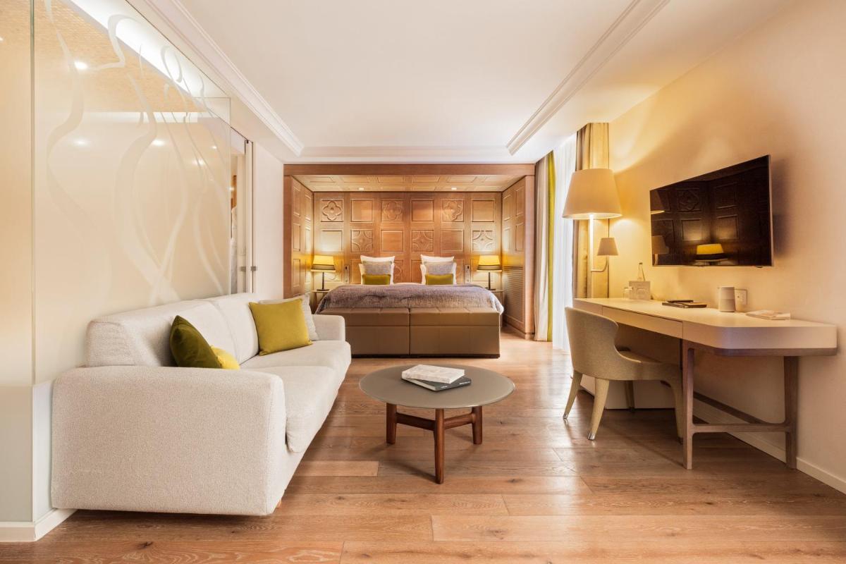 Télévision ou salle de divertissement dans l'établissement Hôtel Mont-Blanc Chamonix