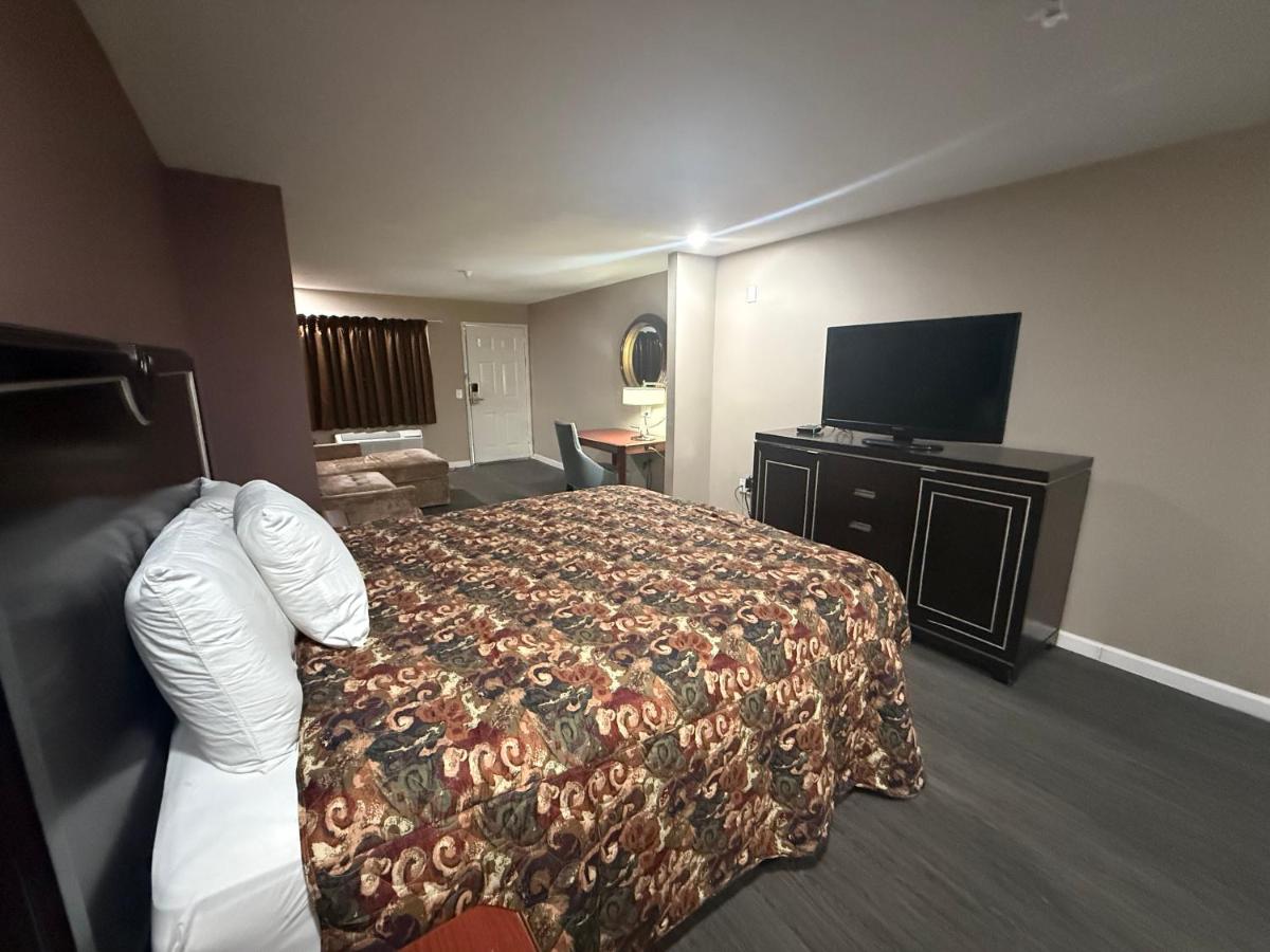 Magnolia Bay Hotel & Suites - Housity