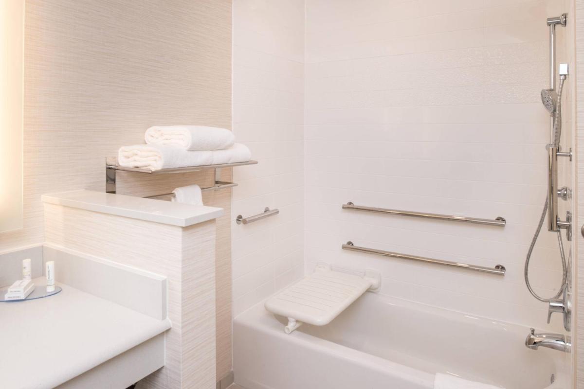 Fairfield Inn & Suites by Marriott Akron Stow - Housity