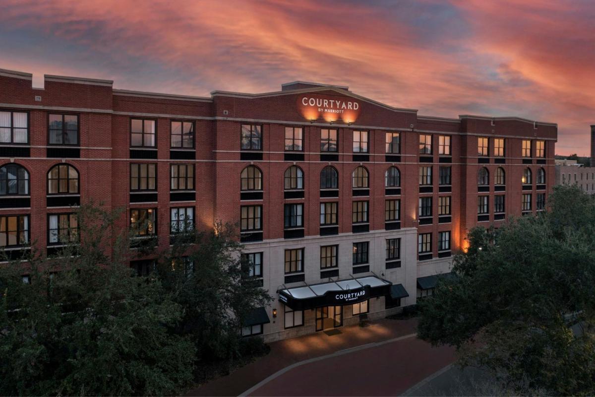 Courtyard by Marriott Savannah Downtown - Historic District - Housity