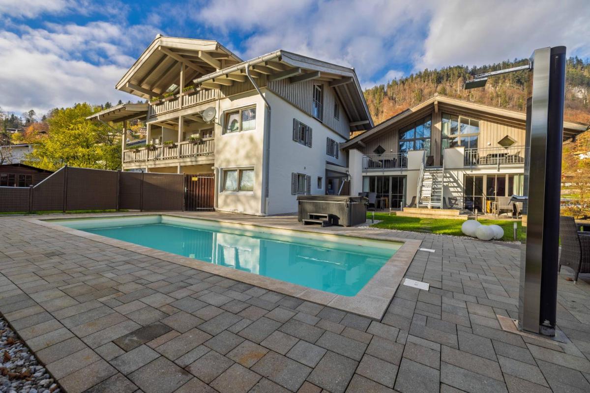 ein Haus mit Swimmingpool im Garten in der Unterkunft Alpenglühn Apartments - Adult Only in Berchtesgaden