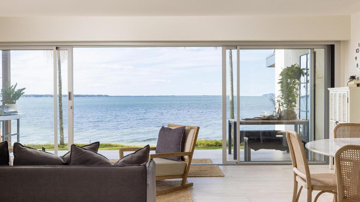 Encore five nine – luxurious absolute beach front apartment - Housity