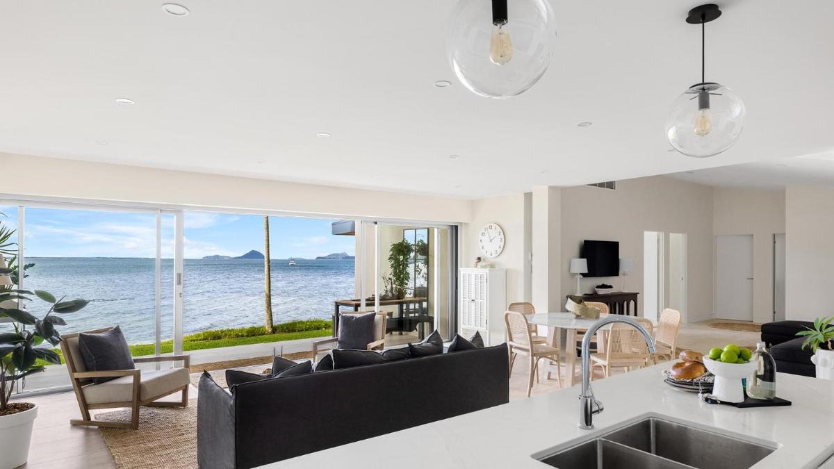 Encore five nine – luxurious absolute beach front apartment - Housity