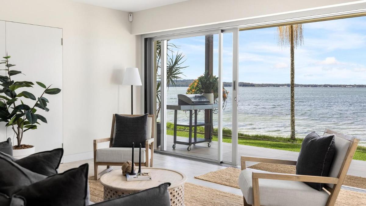 Encore five nine – luxurious absolute beach front apartment - Housity