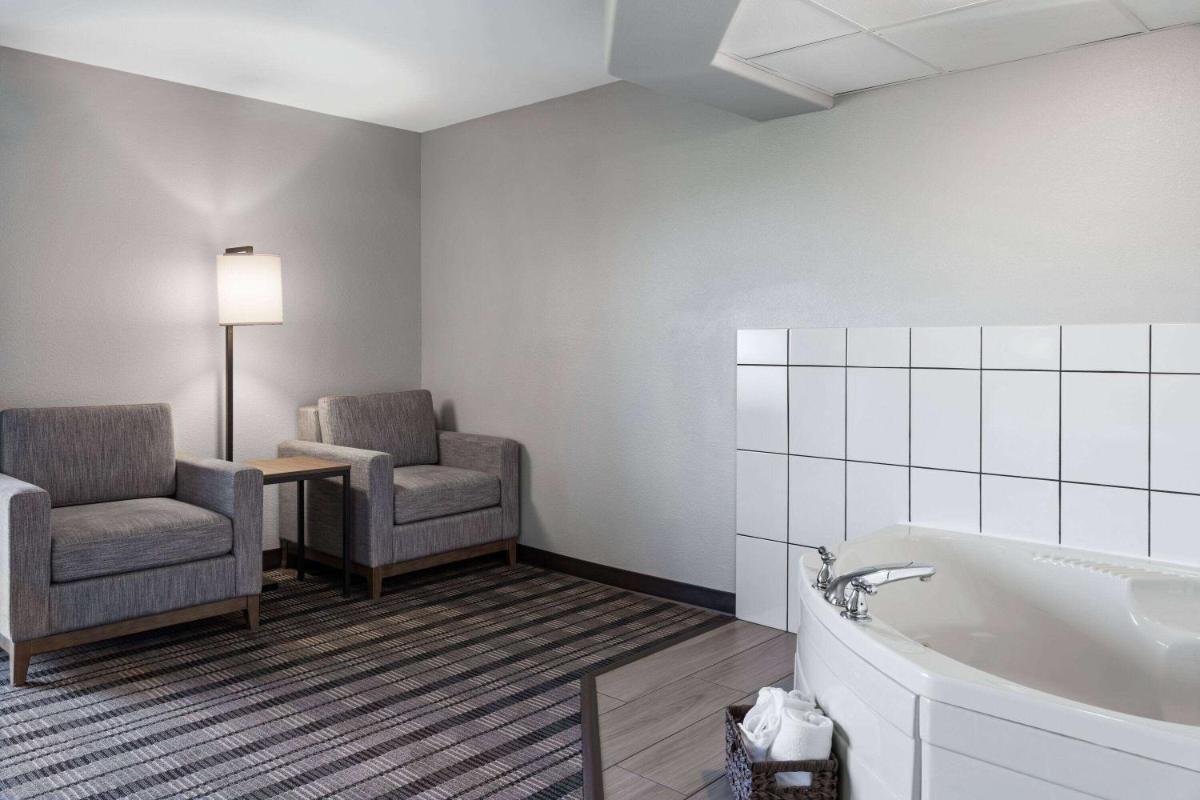 AmericInn by Wyndham Beaver Dam - Housity