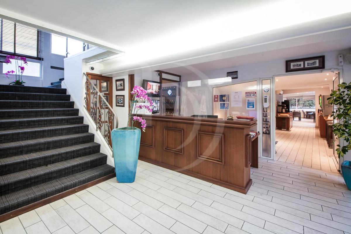 Hall ou réception de l'établissement Hotel SPA Plage St Jean