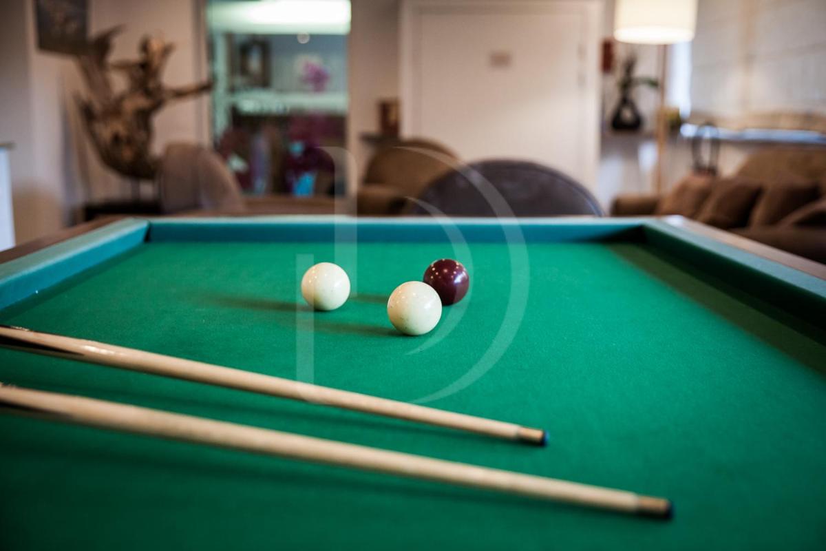 Billard dans l'établissement Hotel SPA Plage St Jean