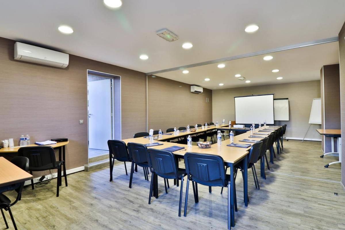 Espace de conférence ou salle de réunion dans l'établissement Hotel SPA Plage St Jean