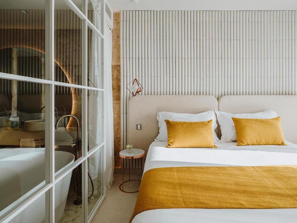 Cama o camas de una habitación en Aguas de Ibiza Grand Luxe Hotel - Small Luxury Hotel of the World